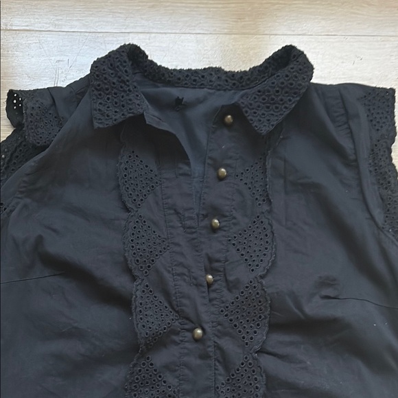 Elegant Black eyelet Trim Dress - Picture 2 of 5